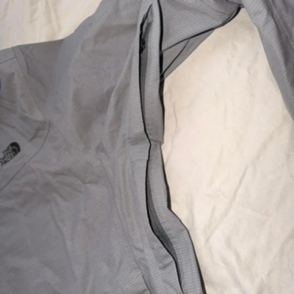 The North Face HyVent 2.5L Ski Jacket Large Mens Grey Waterproof Shell
